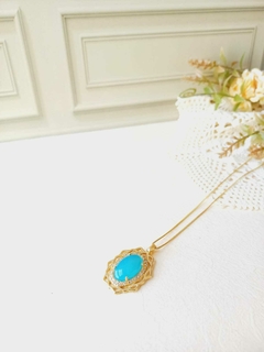 COLAR OVAL CRAVEJADO DE MINI ZIRCONIAS COM PEDRA AGATA AZUL CÉU - loja online
