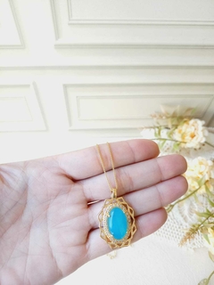 COLAR OVAL CRAVEJADO DE MINI ZIRCONIAS COM PEDRA AGATA AZUL CÉU na internet