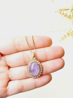 COLAR OVAL COM APLICAÇÕES EM ZIRCONIAS PEDRA NATURAL AMETISTA - comprar online