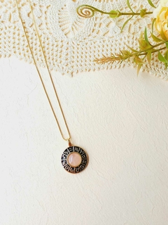 COLAR ZODÍACO BANHO OURO 18K COM PEDRA NATURAL QUARTZO ROSA - Cordão de Luz Joias Finas