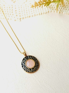 COLAR ZODÍACO BANHO OURO 18K COM PEDRA NATURAL QUARTZO ROSA