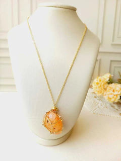 COLAR DE AÇO INOX DOURADO CESTINHO COM PEDRA NATURAL