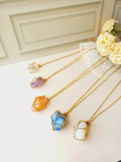 COLAR DE AÇO INOX DOURADO CESTINHO COM PEDRA NATURAL - comprar online