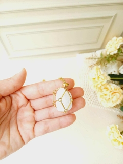 COLAR DE AÇO INOX DOURADO CESTINHO COM PEDRA NATURAL - loja online