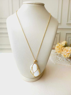 COLAR DE AÇO INOX DOURADO CESTINHO COM PEDRA NATURAL - Cordão de Luz Joias Finas