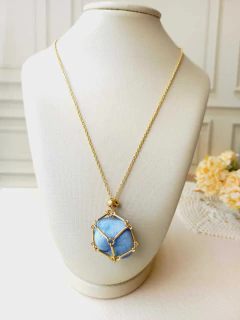 COLAR DE AÇO INOX DOURADO CESTINHO COM PEDRA NATURAL - loja online