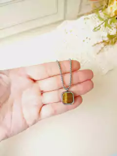 COLAR QUADRADO EM AÇO INOXIDÁVEL COM PEDRA NATURAL OLHO DE TIGRE na internet