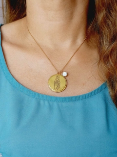 COLAR PINGENTE DUPLO MEDALHA COM ORAÇÃO AVE MARIA E MADREPEROLA - comprar online
