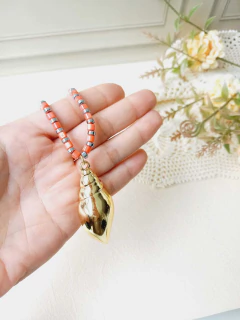 COLAR CANUTILHO DE PEDRA NATURAL JADE LARANJA E HEMATITA PINGENTE CONCHA - loja online