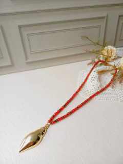 Imagem do COLAR ESFERAS DE PEDRA NATURAL JADE VERMELHA E HEMATITA PINGENTE CONCHA