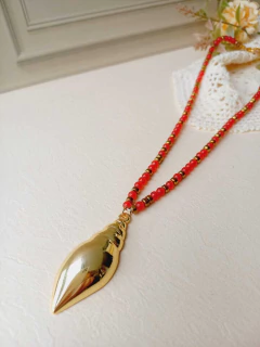 COLAR ESFERAS DE PEDRA NATURAL JADE VERMELHA E HEMATITA PINGENTE CONCHA - loja online