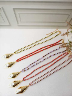 COLAR ESFERAS DE PEDRA NATURAL JADE VERMELHA E HEMATITA PINGENTE CONCHA - Cordão de Luz Joias Finas