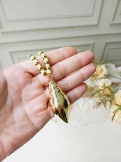 COLAR CANUTILHO DE PEDRA NATURAL JADE AMARELA E HEMATITA PINGENTE CONCHA na internet