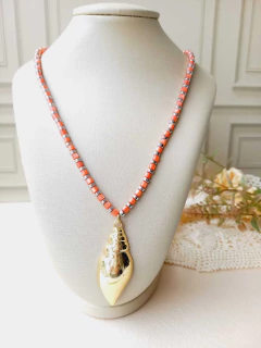 COLAR CANUTILHO DE PEDRA NATURAL JADE LARANJA E HEMATITA PINGENTE CONCHA - Cordão de Luz Joias Finas