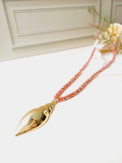 COLAR CANUTILHO DE PEDRA NATURAL JADE LARANJA E HEMATITA PINGENTE CONCHA - comprar online