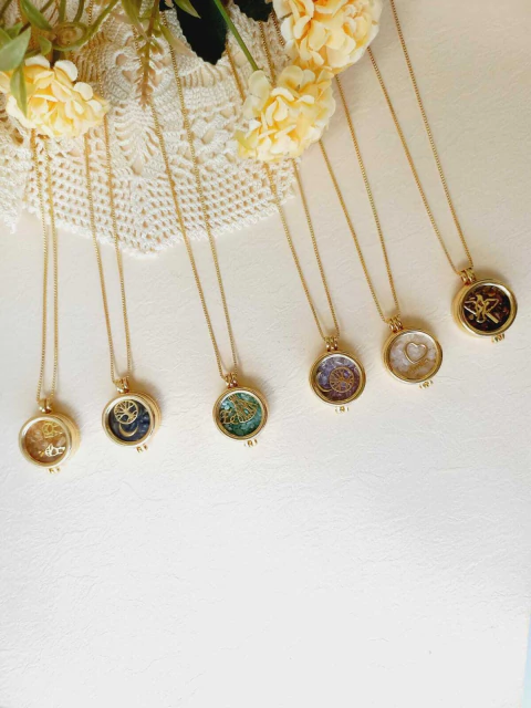 COLAR CÁPSULA COM CHARMS PEDRAS NATURAIS EDIÇÃO LIMITADA - comprar online