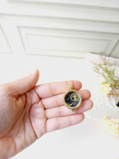 COLAR CÁPSULA COM CHARMS PEDRAS NATURAIS EDIÇÃO LIMITADA na internet