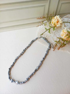 COLAR CASCALHOS DE HEMATITA METALIZADA - Cordão de Luz Joias Finas