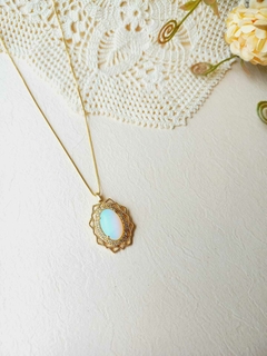 COLAR OVAL CRAVEJADO DE MINI ZIRCONIAS COM PEDRA OPALINA - Cordão de Luz Joias Finas