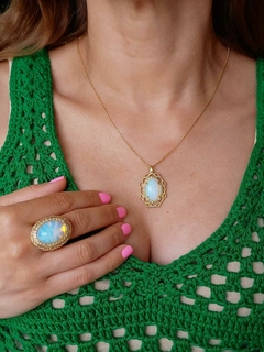 COLAR OVAL CRAVEJADO DE MINI ZIRCONIAS COM PEDRA OPALINA - comprar online