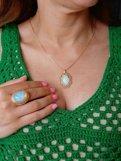 COLAR OVAL CRAVEJADO DE MINI ZIRCONIAS COM PEDRA OPALINA - loja online