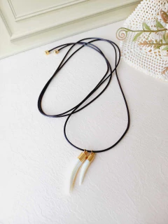 COLAR CORDÃO COURO DENTE DE SABRE MADREPÉROLA - comprar online