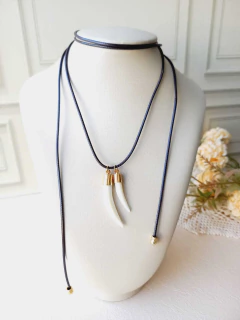 COLAR CORDÃO COURO DENTE DE SABRE MADREPÉROLA - Cordão de Luz Joias Finas