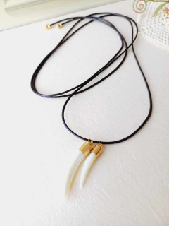 Imagem do COLAR CORDÃO COURO DENTE DE SABRE MADREPÉROLA