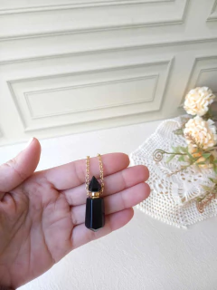 COLAR DIFUSOR AROMATICO PARA ÓLEOS ESSENCIAIS OU PERFUMEIRO PEDRA NATURAL ÔNIX - Cordão de Luz Joias Finas