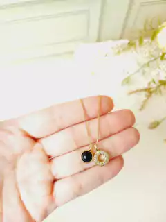 COLAR COM DOIS PINGENTES EM ZIRCONIAS E PEDRA NATURAL AGATHA NEGRA na internet