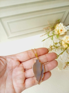 COLAR FOLHA COM PEDRA NATURAL ÁGATA - Cordão de Luz Joias Finas