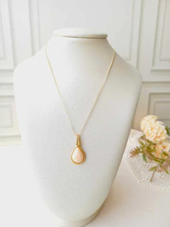 COLAR GOTA MÉDIO COM AMAZONITA BEGE na internet