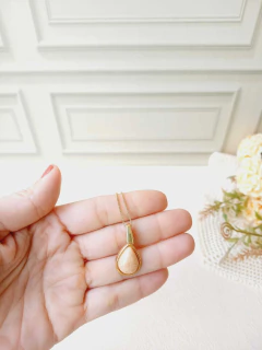 COLAR GOTA MÉDIO COM AMAZONITA BEGE - Cordão de Luz Joias Finas