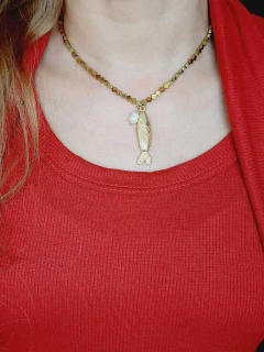 COLAR COM HEMATITA PINGENTE PEIXE E PÉROLA