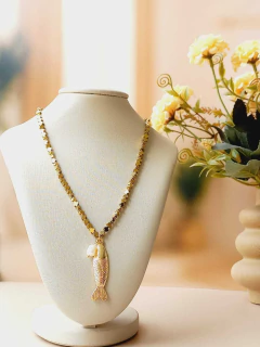 COLAR COM HEMATITA PINGENTE PEIXE E PÉROLA - Cordão de Luz Joias Finas