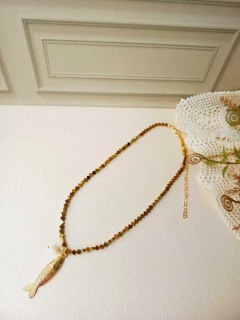 COLAR COM HEMATITA PINGENTE PEIXE E PÉROLA - comprar online