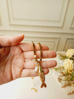 COLAR COM HEMATITA PINGENTE PEIXE E PÉROLA - loja online