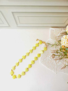 COLAR CORAÇÃO COM PEDRA NATURAL JADE AMARELA - comprar online