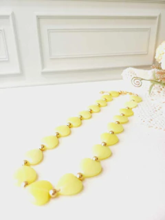 COLAR CORAÇÃO COM PEDRA NATURAL JADE AMARELA