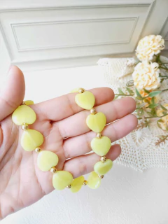 COLAR CORAÇÃO COM PEDRA NATURAL JADE AMARELA - loja online