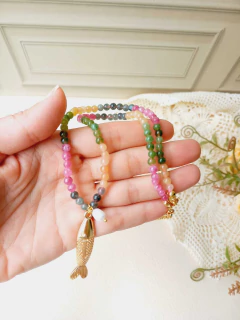 COLAR CHOKER JADE MELANCIA COM PINGENTE PEIXE - Cordão de Luz Joias Finas