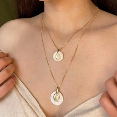 COLAR PINGENTE MÉDIO NOSSA SENHORA COM MADREPEROLA - comprar online