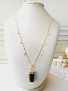 COLAR COM CRISTAIS PRISMA GEOMÉTRICO COM PEDRA NATURAL