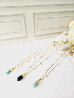 COLAR COM CRISTAIS PRISMA GEOMÉTRICO COM PEDRA NATURAL