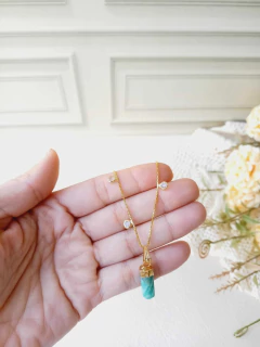 COLAR COM CRISTAIS PRISMA GEOMÉTRICO COM PEDRA NATURAL - loja online