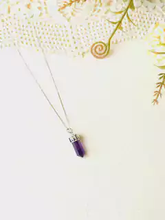 COLAR PRISMA GEOMÉTRICO EM PRATA 925 PEDRA NATURAL AMETISTA