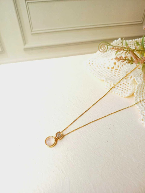 COLAR PINGENTE DUPLO EM ZIRCÔNIAS E PEDRA NATURAL QUARTZO ROSA - comprar online