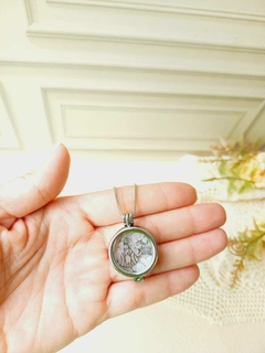 COLAR CÁPSULA RÓDIO COM CHARMS PEDRAS NATURAIS EDIÇÃO LIMITADA - comprar online
