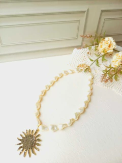 COLAR SOL COM PÉROLAS DE ÁGUA DOCE - comprar online