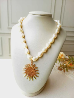 COLAR SOL COM PÉROLAS DE ÁGUA DOCE